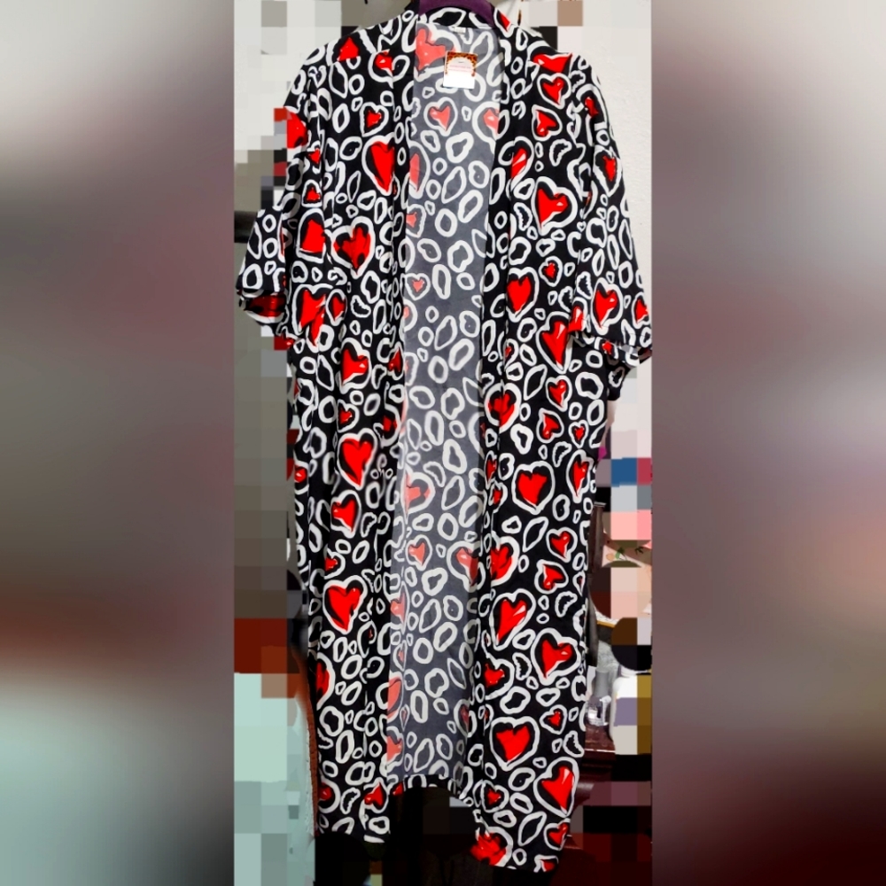 Long kimono/duster with red hearts outlined in black and white